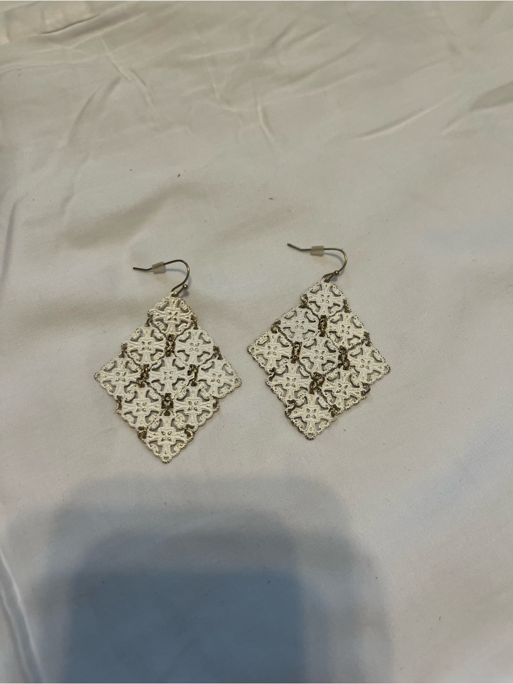 Women's White Filigree Diamond-Shaped Drop Earrings